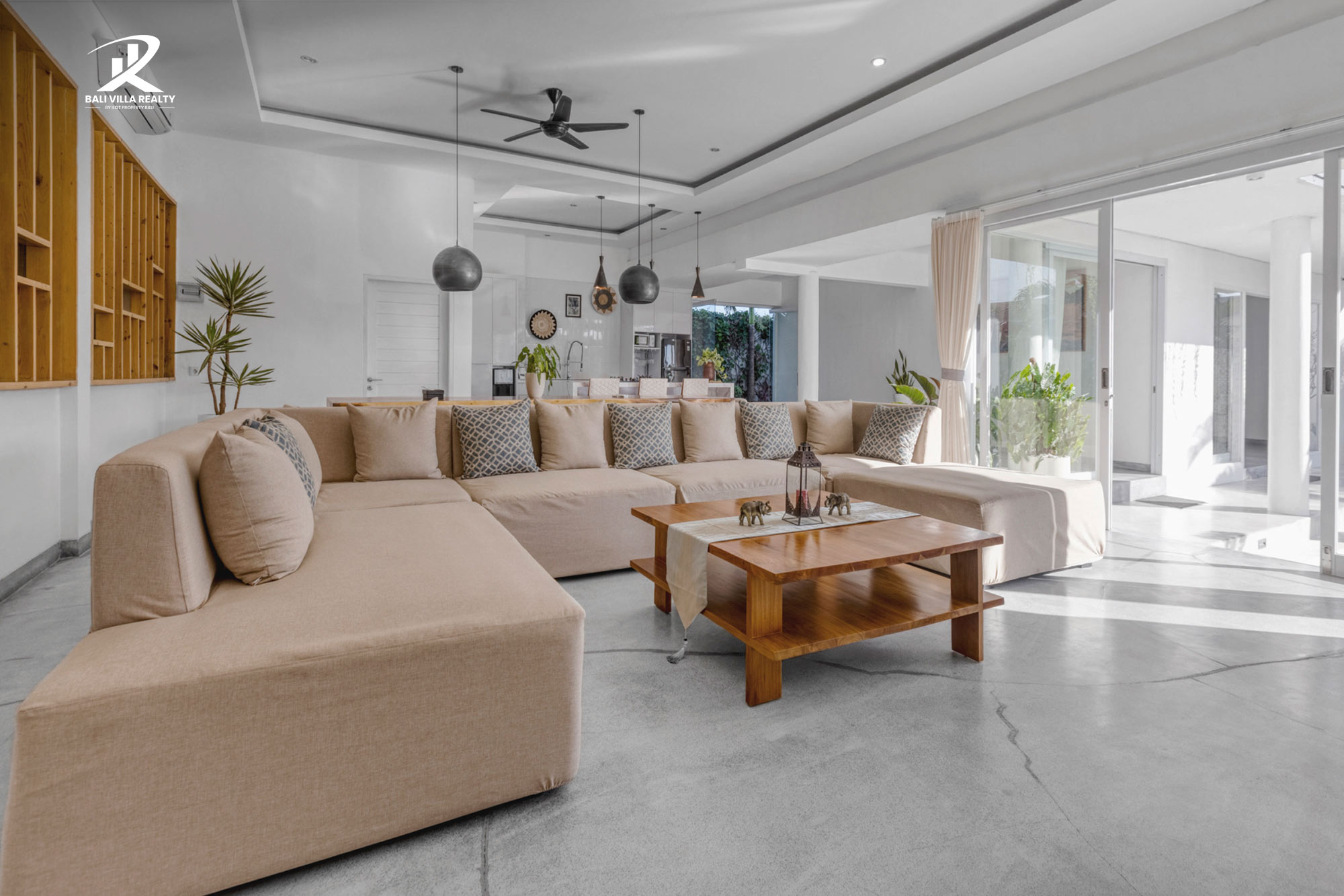 5 Bedroom Luxury Villa in Canggu on Batu Bolong for Monthly & Yearly Rental