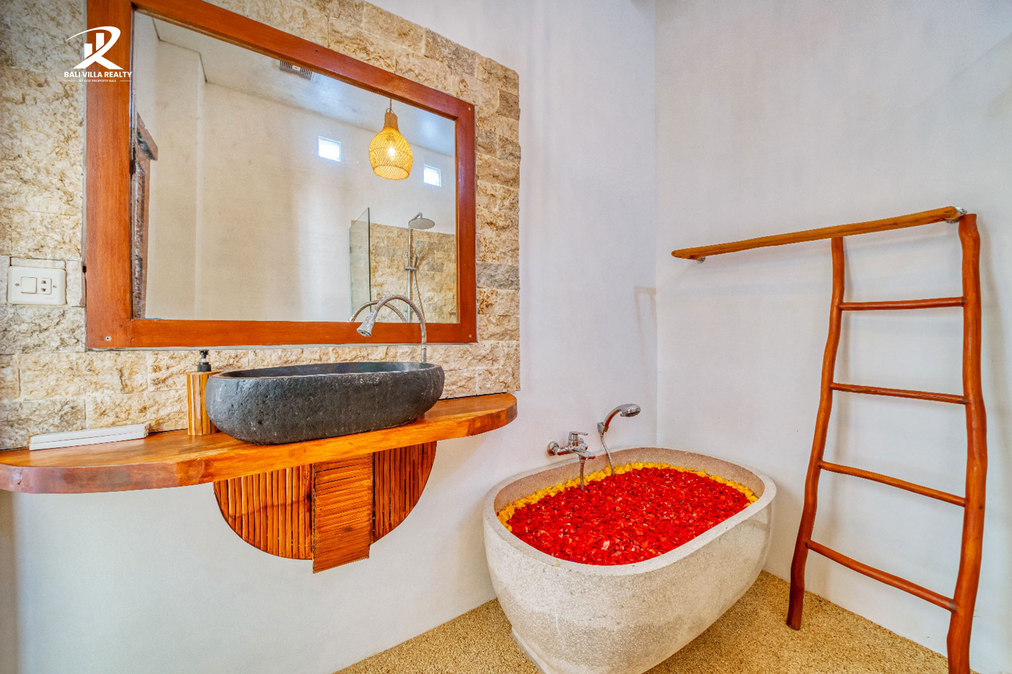 An extraordinary 9 Bed-room Villa for Yearly Rental in Canggu