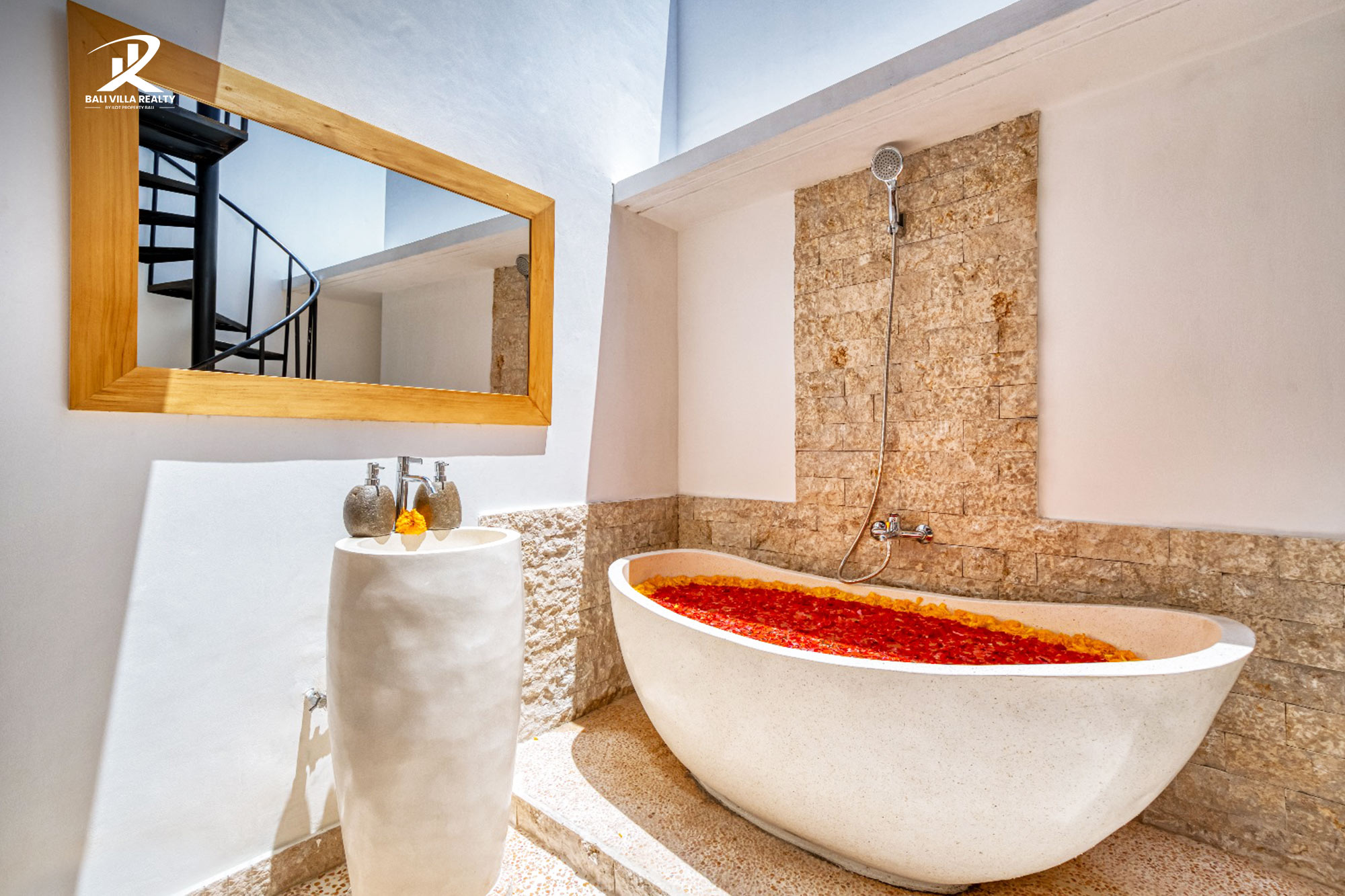 An extraordinary 9 Bed-room Villa for Yearly Rental in Canggu