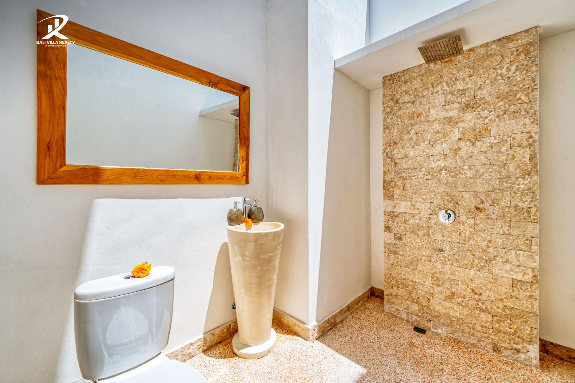 An extraordinary 9 Bed-room Villa for Yearly Rental in Canggu