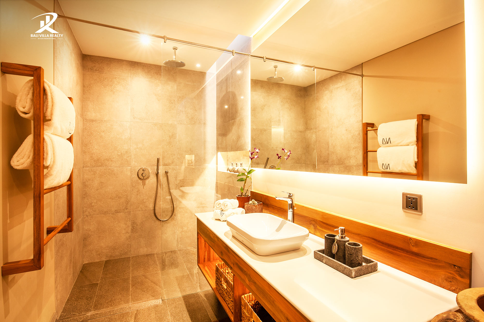 6-Bedroom Bali Villa For Sale Leasehold in Canggu