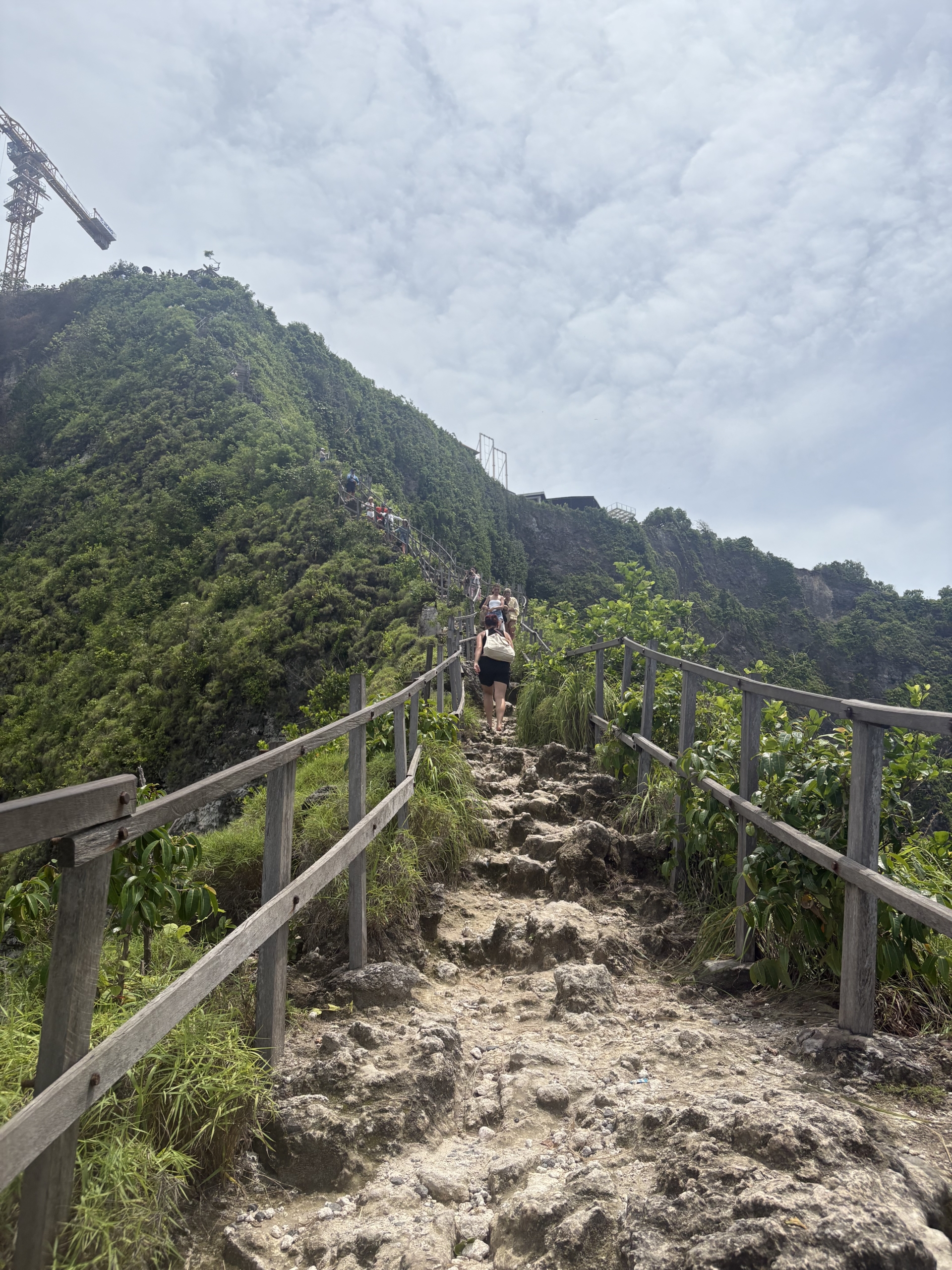 hiking the Kelingking viewpoint trail