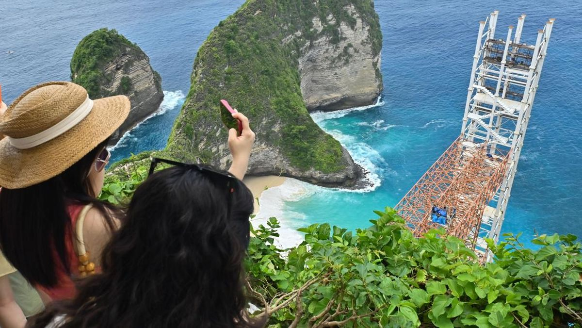 Tourists viewing glass elevator project in Nusa Penida