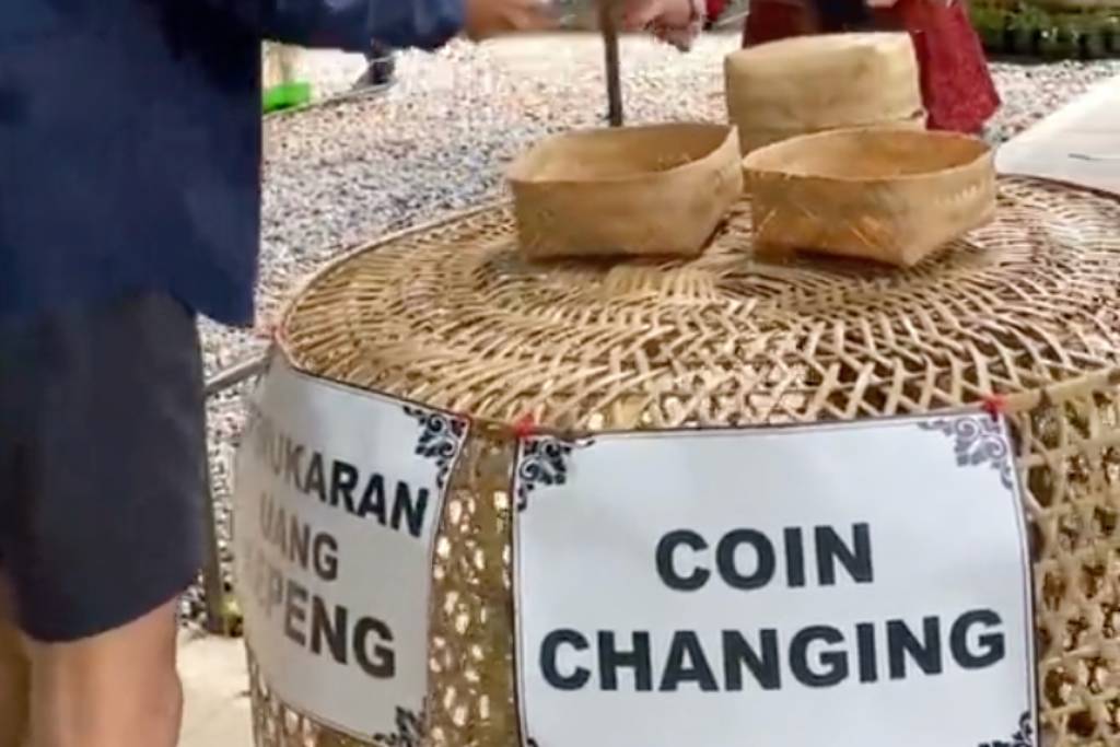 money changer in penglipuran