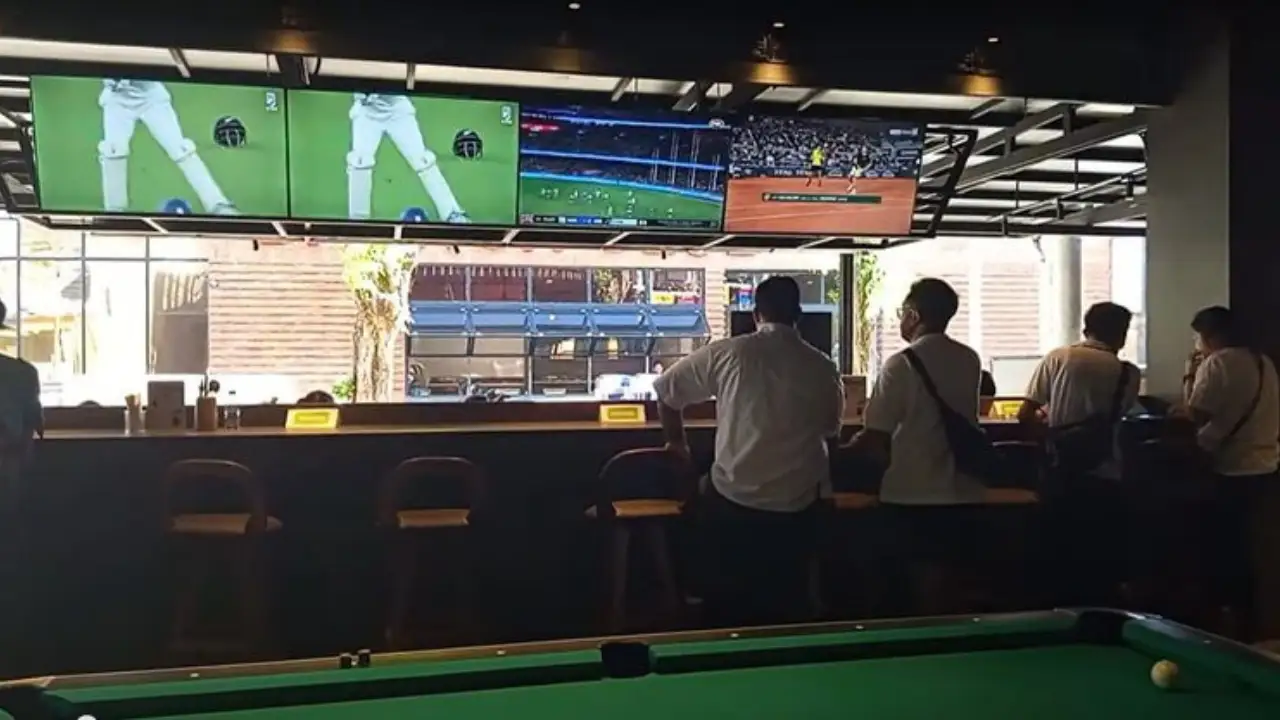 Chook & Roos Sports Bar, Legian